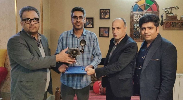 تجلیل اداره میراثفرهنگی ورامین از عکاس برجسته حوزه گردشگری تجلیل اداره میراثفرهنگی ورامین از عکاس برجسته حوزه گردشگری