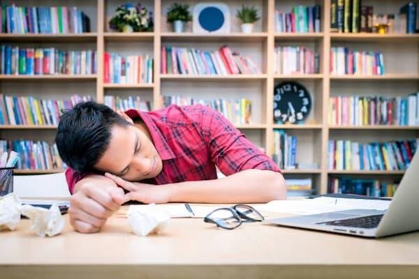 چرت نیمروزی برای سلامت مغز مفید است؟ چرت نیمروزی برای سلامت مغز مفید است؟