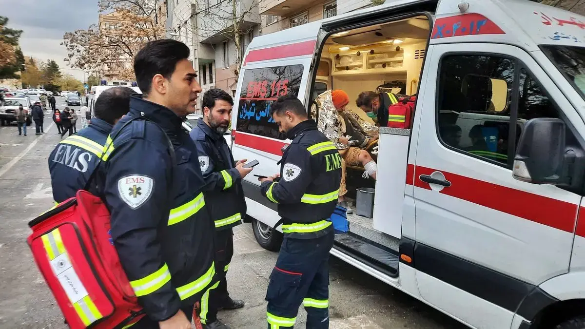 انتقال مصدومان به بیمارستان در پی حمله هوایی در شرق تهران+ عکس انتقال مصدومان به بیمارستان در پی حمله هوایی در شرق تهران+ عکس