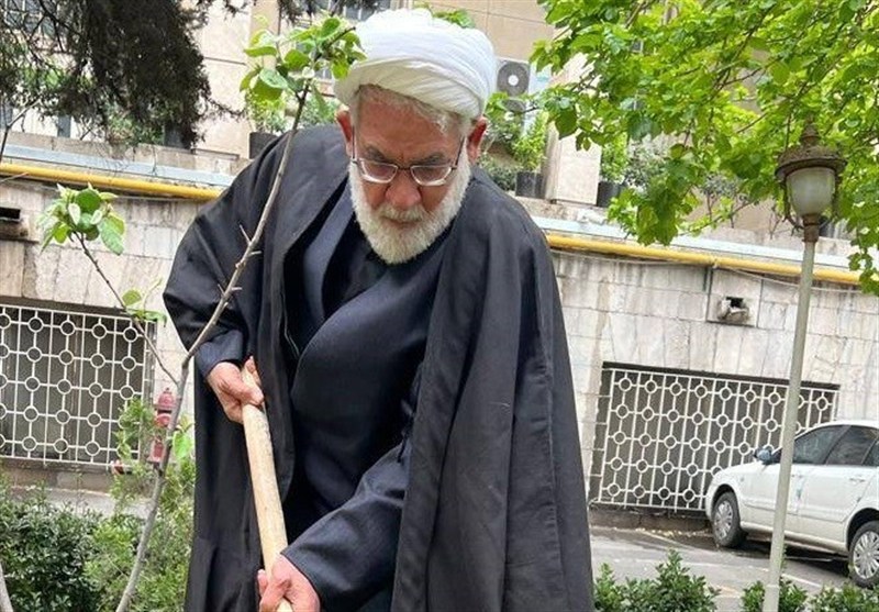 رئیس دیوان عالی یک اصله نهال مثمر در دادگستری کاشت رئیس دیوان عالی یک اصله نهال مثمر در دادگستری کاشت