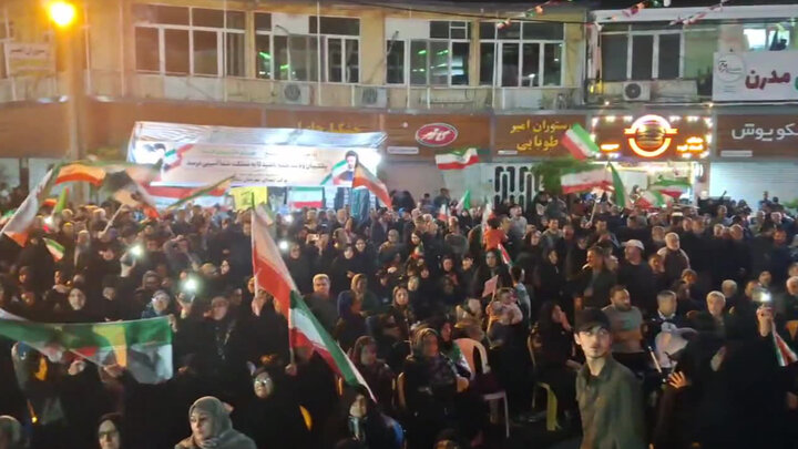 مردم تنکابن همچنان محکم و استوار در میدان ایستاده اند مردم تنکابن همچنان محکم و استوار در میدان ایستاده اند