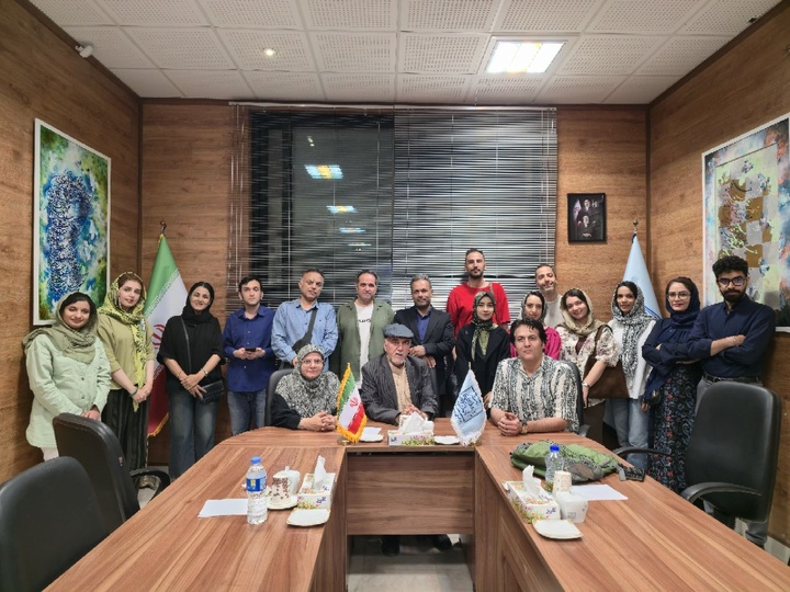 اهدای عکس به آرامگاه حکیم ابوالقاسم فردوسی اهدای عکس به آرامگاه حکیم ابوالقاسم فردوسی