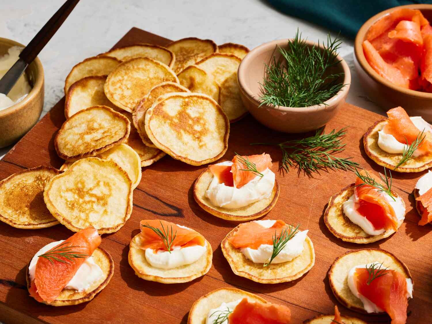 بهترین غذاهای روسیه کداماند؟ AR-260537-easy-blini-russian-pancake-DDMFS-4x3-beauty-0f3dd3a823054d82bb92bf9546ecc12b.jpg