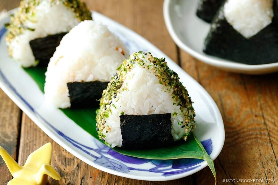 بهترین و معروفترین غذاهای ژاپنی را بشناسید Onigiri-Japanese-Rice-Balls-2063-I-1 (1).jpg