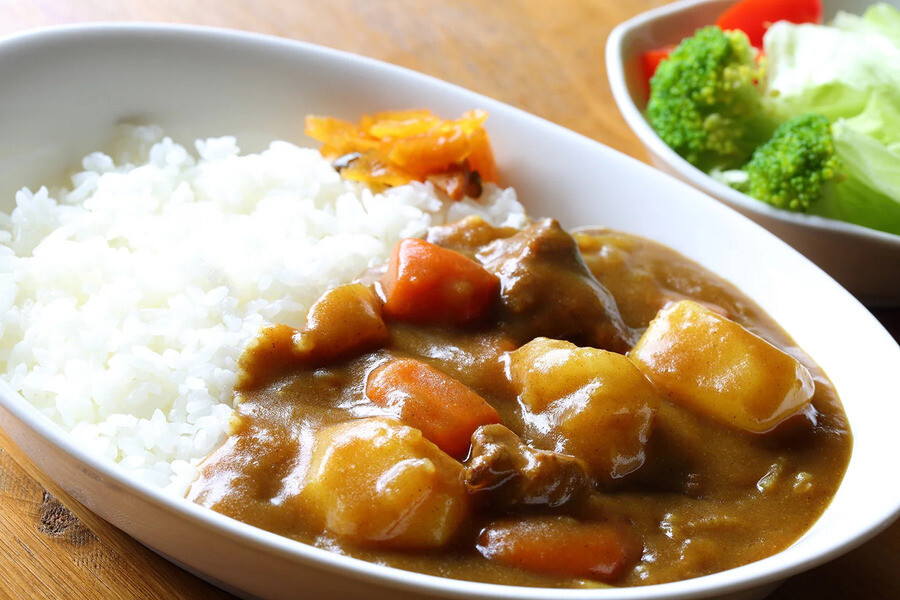 بهترین و معروفترین غذاهای ژاپنی را بشناسید Curry-z-ryzem (1).jpg