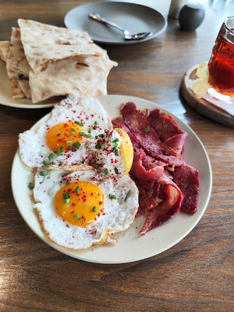 بهترین کافههای صبحانهدار مناطق مختلف تهران با آدرس مانزا غذا.jpg