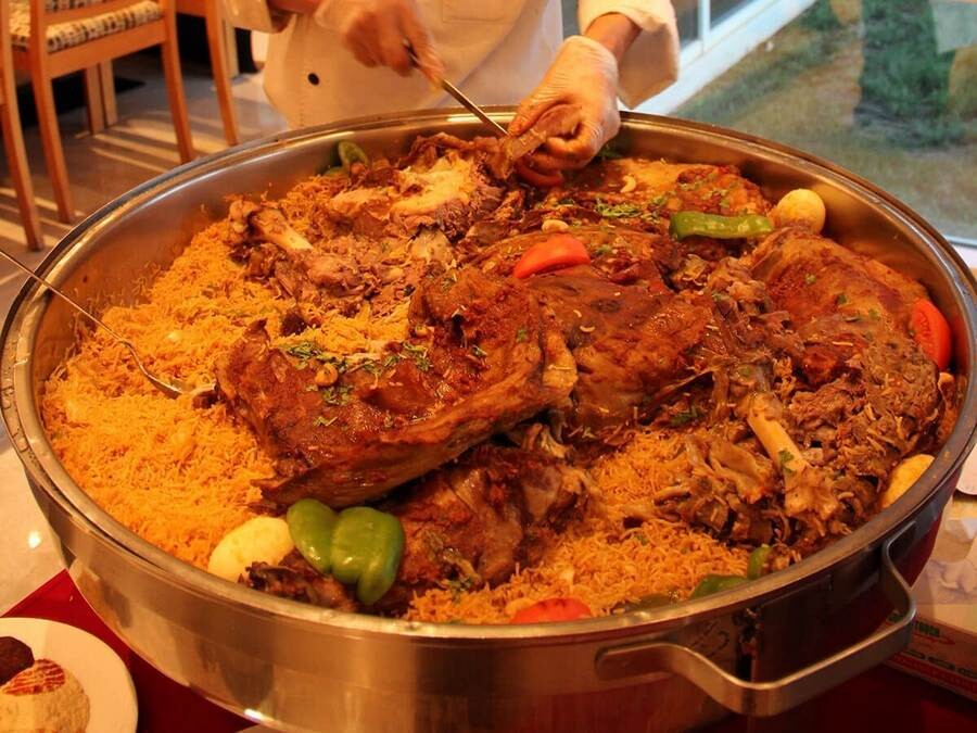 تجربه بینظیر غذای عربی با بهترین دسرها و غذاهای قطر Dubai-Ghuzi.jpg