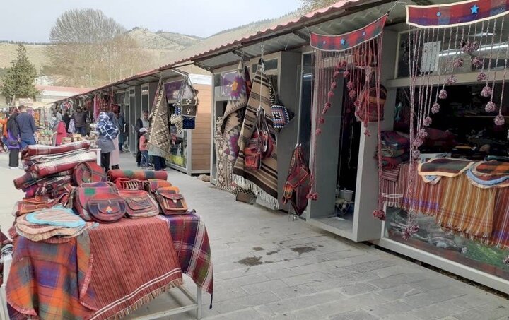دستهایی که تاریخ میبافند؛ اینجا هنر نان درمیآورد دستهایی که تاریخ میبافند؛ اینجا هنر نان درمیآورد