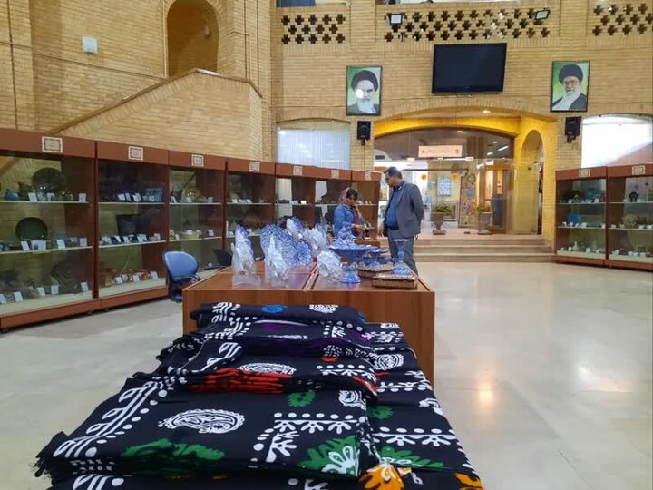 دستهایی که تاریخ میبافند؛ اینجا هنر نان درمیآورد دستهایی که تاریخ میبافند؛ اینجا هنر نان درمیآورد