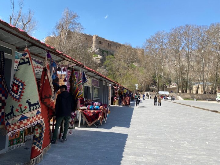 دستهایی که تاریخ میبافند؛ اینجا هنر نان درمیآورد دستهایی که تاریخ میبافند؛ اینجا هنر نان درمیآورد