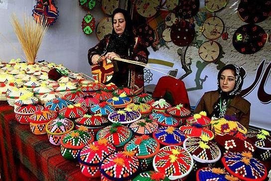 دستهایی که تاریخ میبافند؛ اینجا هنر نان درمیآورد دستهایی که تاریخ میبافند؛ اینجا هنر نان درمیآورد