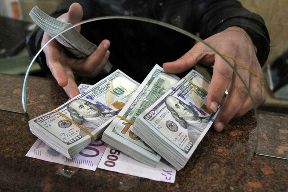 فروش دلار توسط شعب برخی بانکها / بانک مرکزی پس از شوک قیمتی به بازار دست به کار شد فروش دلار توسط شعب برخی بانکها / بانک مرکزی پس از شوک قیمتی به بازار دست به کار شد