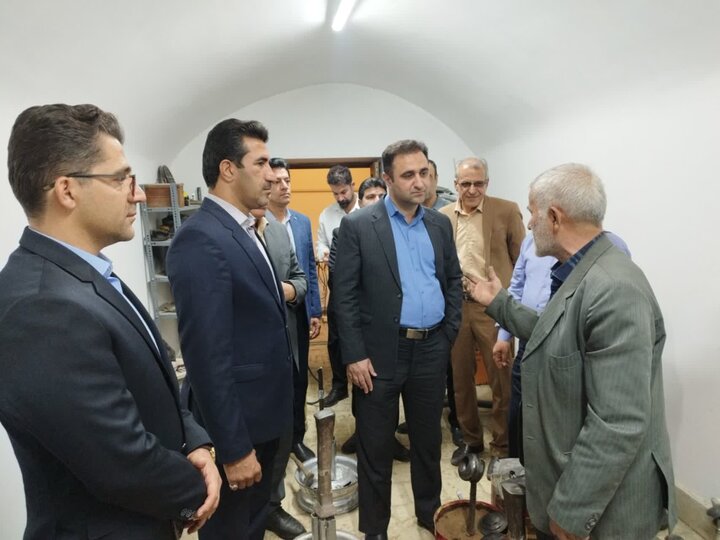 لزوم حمایت مالی از کارگاههای «چوقا بافی» الیگودرز لزوم حمایت مالی از کارگاههای «چوقا بافی» الیگودرز