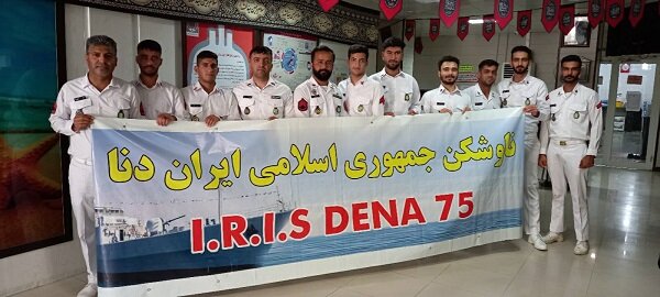 ادای احترام نظامی دو جانباز ناوشکن دنا به تیم سلامت ادای احترام نظامی دو جانباز ناوشکن دنا به تیم سلامت