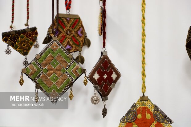 سوزن دوزی بانوان بلوچ؛ پلی میان میراث کهن و اشتغال پایدار سوزن دوزی بانوان بلوچ؛ پلی میان میراث کهن و اشتغال پایدار