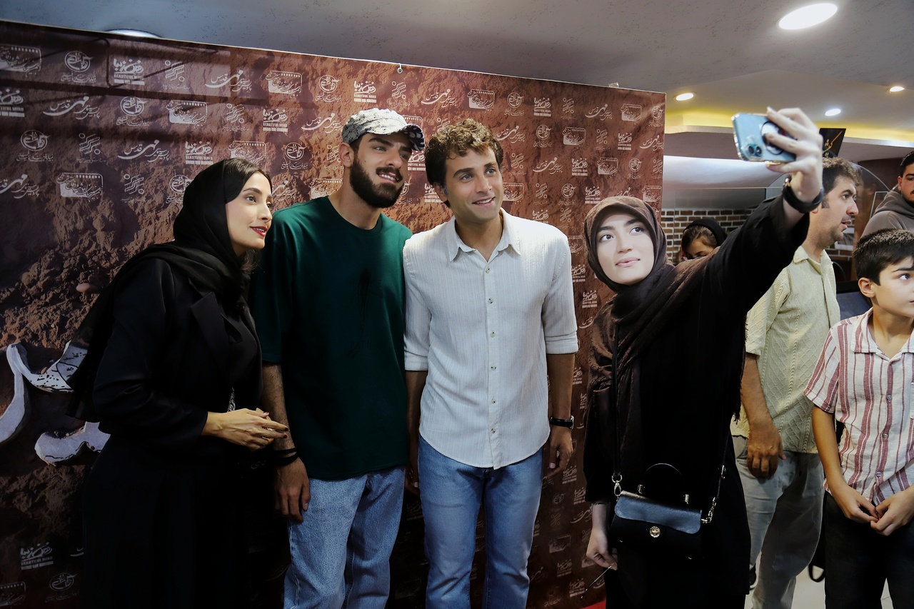 استقبال پرشور مردم از بازیگران و عوامل «جانشین»/ شامحمدی: تماشاگران «نفسِ سینما» هستند + تصاویر استقبال پرشور مردم از بازیگران و عوامل «جانشین»/ شامحمدی: تماشاگران «نفسِ سینما» هستند + تصاویر